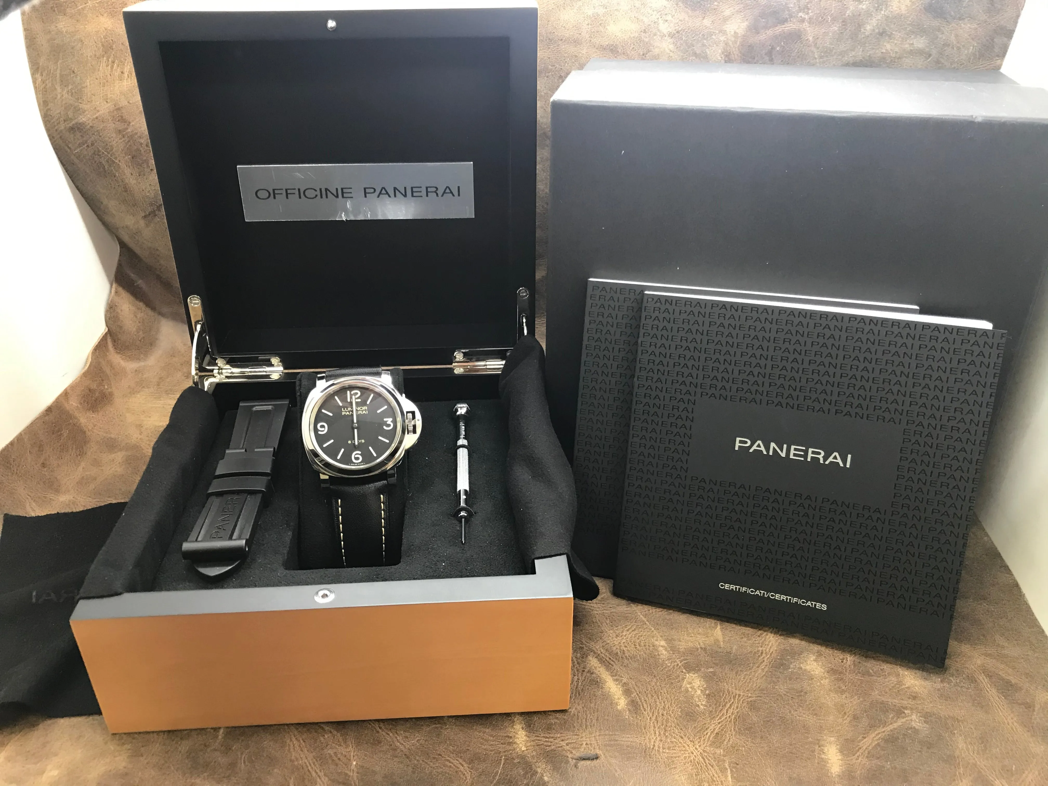 Panerai Luminor Base 8 Days Acciaio Pam00560 Black Dial Hand Wind Men's Watch